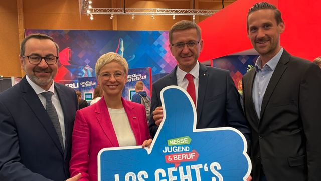 Franz Ziegelbäck, Obmann WKO Wels Land, Doris Humer, WKOÖ-Präsidentin, Markus Achleitner, Landesrat und Thomas Brindl WKO-Leiter Wels (v.l.) bei der Eröffnung der Jugend &amp; Beruf. | Foto: Schmidberger