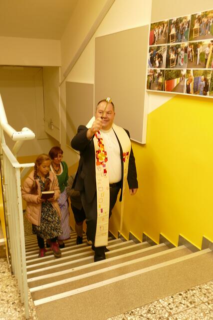 Pfarrer Markus Lehr erteilte den Segen in der Volksschule Wies. | Foto: Rosemarie Waltl