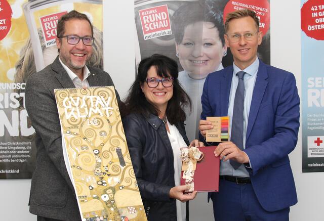 Papierfachhandels-Gremialobmann Georg Obereder (li.) und Stellvertreterin Gisela Gabauer überreichten einen Kalender an BezirksRundschau-Chefredakteur Thomas Winkler.