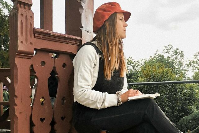 Sucht sich gerne ein "Platzerl" in Graz und entdeckt durch ihre Kunst die eigene Stadt nochmal neu: Architektur-Absolventin Laura Feller.