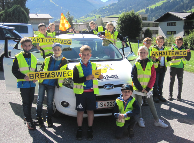 Die Kinder der 3. Klasse der Volksschule Bad Hofgastein lernten bei der ÖAMTC-Aktion „Hallo Auto“, wie lange der Bremsweg eines Fahrzeugs ist. Sie durften die Vollbremsung auch selbst einleiten.  | Foto: Foto: ÖAMTC