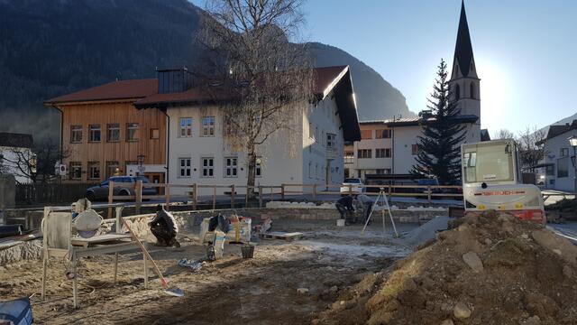 Während der Umgestaltungsarbeiten am neuen Gemeinschaftsplatz. | Foto: TVB Tiroler Oberland