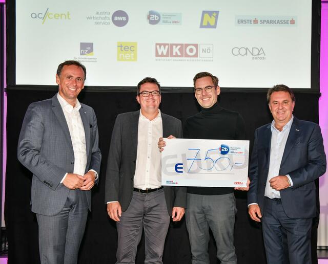 Wirtschaftslandesrat Jochen Danninger, Markus Dorn, Klaus Heimbuchner IoT Baseplate , WKNÖ Präsident Wolfgang Ecker | Foto: Rudolf Schmied