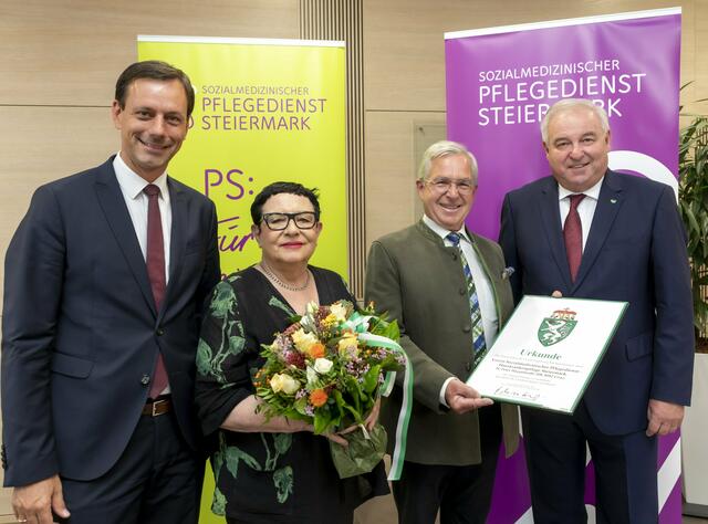 Obmann Ernst Gödl, Ehrenvorsitzende Ilse Reinprecht und Geschäftsführer Gottfried Lautner vom Sozialmedizinische Pflegedienst – Hauskrankenpflege Steiermark ("SMP") haben das steirische Landeswappen von Landeshauptmann Hermann Schützenhöfer übernommen. | Foto: Helmut Lunghammer
