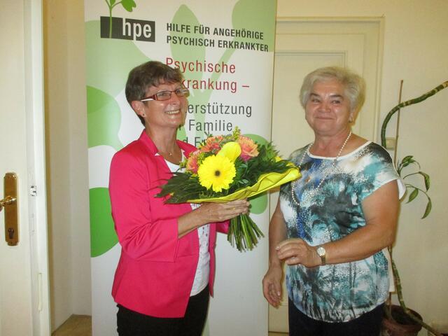 Angelika Klug und Hermine Leiner – hier auf einem Foto vom 15-Jahr-Jubiläum von HPE – unterstützen die Angehörigen mit professioneller Beratung.