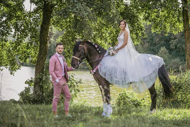 Robert Hötschl und Linda Unger gaben sich spontan im Grünen das Ja-Wort. | Foto: Unger