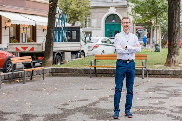 Neben der Umgestaltung kann sich Neos Klubobmann Markus Österreicher auch die Umbenennung des Platzes vorstellen. | Foto: Carmen Trappenberg Fotografie