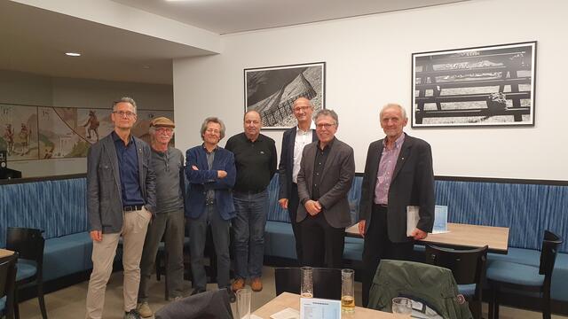 Buchpräsentation im Alpinarium Galtür: Georg Salner, Thomas Parth, Arthur Salner, Helmut Pöll, LR Toni Mattle, Elmar Peintner und Josef Mallaun (v.l.). | Foto: Alpinarium Galtür