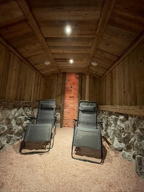 Dieser Raum ist für Eltern mit Kindern geeignet, da der Boden aus Salzgranulat besteht und somit den Kleinen zum Spielen dient. | Foto: Sarah Braun