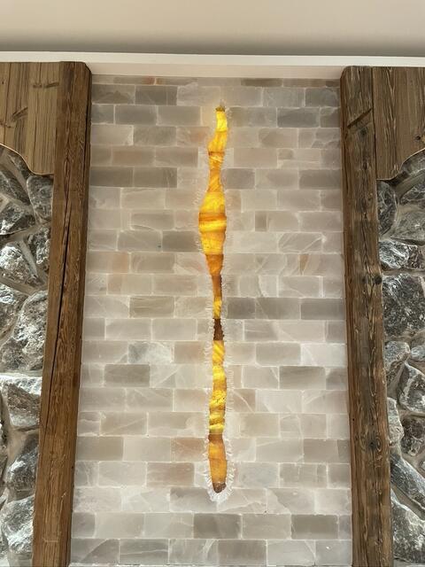 Wenn das Licht an ist, leuchten gewisse Elemente im Raum trotzdem. | Foto: Sarah Braun