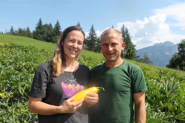 Sind stolz auf ihren Gemüsehof und die zahlreichen Gemüsesorten, die dort angebaut werden und auch in der heimischen Gastronomie großen Anklang finden: Susanne Enzi und Stefan Bachmann lieben das bunte Grünzeug.