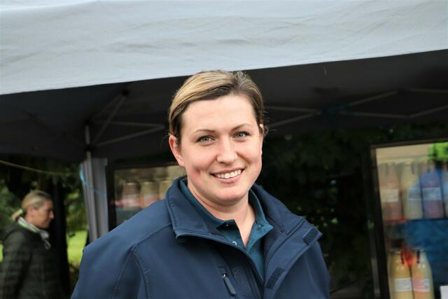 Täglich früh aufstehen heißt es für Katharina Blatnik aus Vasoldsberg um die Kühe zu versorgen. Die Landwirtin verkauft am Bauernmarkt in Fernitz Rohmilch, Bauernbutter, Joghurt, Topfen und Käse aus eigener Produktion.  | Foto: Edith Ertl