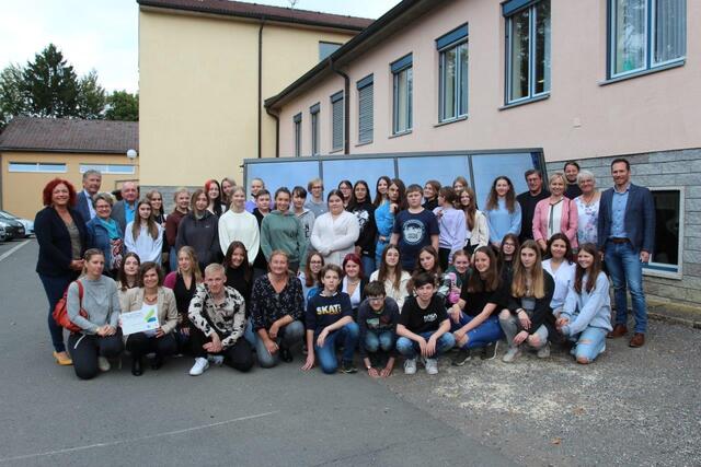 Projektverantwortliche, Bürgermeister, Ehrengäste und die Schüler bei der offiziellen Projektvorstellung. | Foto: WOCHE