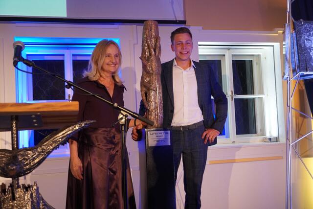 Eva Weissenbacher (Kunsthilfe) mit Metallart-Künstler Martin Rehrl.  | Foto: Julia Hettegger
