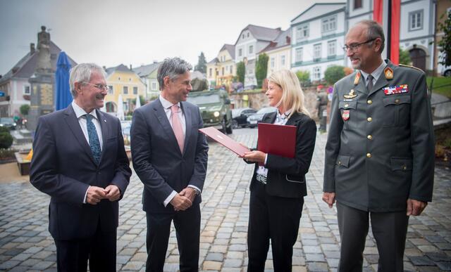 Bundesministerin Tanner, NÖs Landtagspräsident Karl Wilfing (li) | Foto: Bundesheer / Carina Karlovits