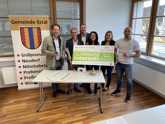 In der Gemeinde Ilztal von Bgm. Andreas Nagl (2.v.l.) ist man bis Jahresende mit dem Glasfaserausbau schon bei 70 Prozent aller Haushalte.  | Foto: Ulrich Gutmann