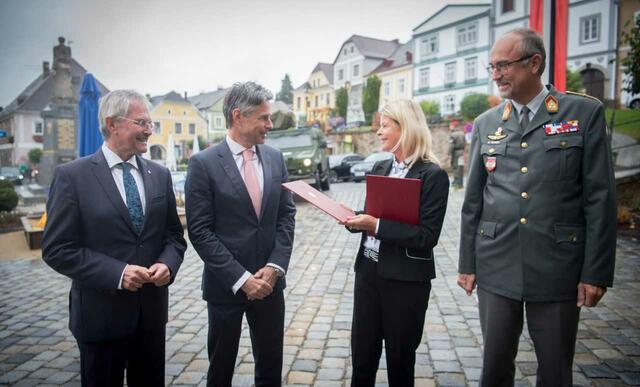 Verteidigungsministerin Klaudia Tanner bei ihrem Besuch in Weitra. | Foto: Bundesheer/Carina Karlovits