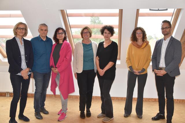 Irmgard Joó, Leiterin des Flüchtlingshauses „Sarah“ (4. v. li.), erzählte den Vertretern der Landesarbeitsgemeinschaft „Gemeinsam gegen Gewalt“ von den Herausforderungen ihrer Arbeit. | Foto: Uchann