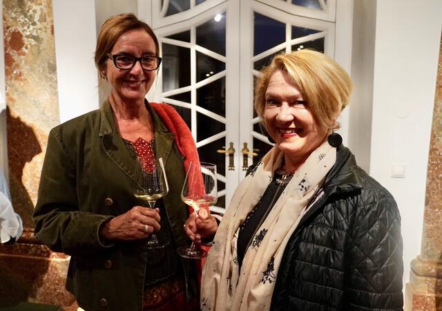 Elfi Kopp und Eveline Magenau, Kunstliebhaberinnen aus der Stadt Salzburg  | Foto: Julia Hettegger
