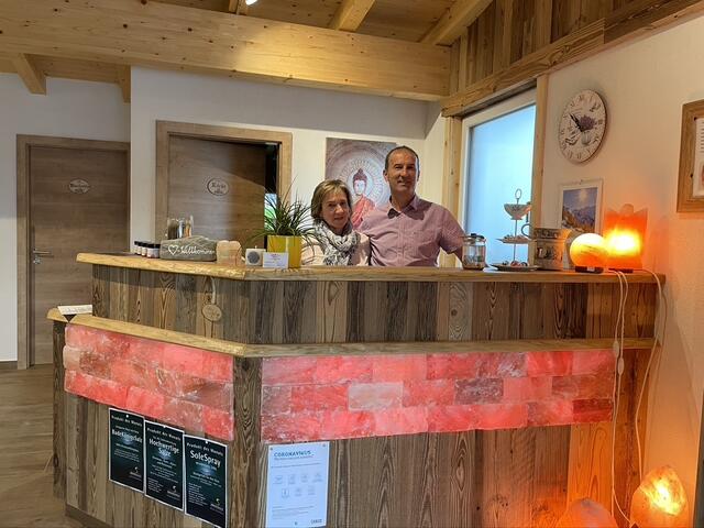 Rudi Eder und seine Frau Silvia freuen sich über Ihren Besuch in der ersten Natursalzgrotte des Pinzgaus in Bruck an der Glocknerstraße. | Foto: Sarah Braun