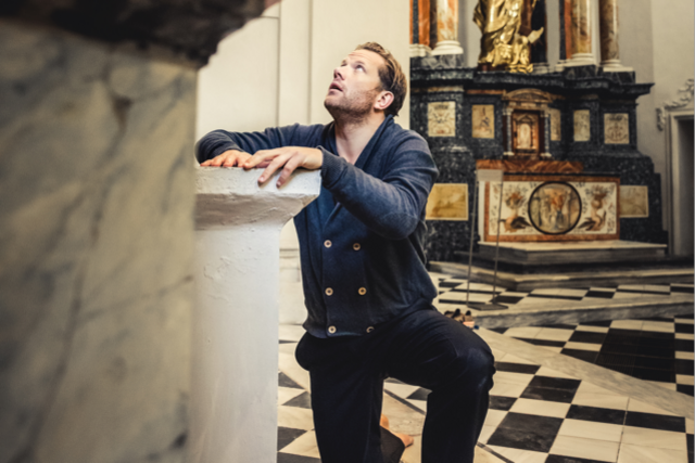 Der bekannteste Verräter der Menschheit - Judas - kommt gleichnamigen Theaterstück direkt aus der Hölle und erzählt Ende Oktober seine Geschichte in vier Tiroler Kirchen. | Foto: Lupi Spuma / Schauspielhaus Graz