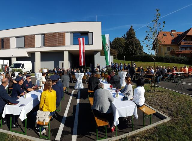 Viele Besucher und Ehrengäste fanden sich zur Eröffnungsfeier des Nahversorgungszentrums Riegersburg ein. | Foto: Marktgemeinde Riegersburg