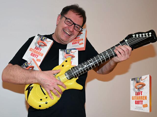 Erste Live-Lesung von Herbert Hirschler aus seinem Buch "Luftgitarrengott".
