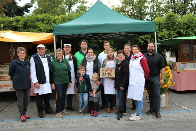 Josef Kurzmann (2.v.l.) und Vzbgm. Georg Thünauer (re) mit Marktbeschickern und Glücksengerln Simon und Therese | Foto: Edith Ertl