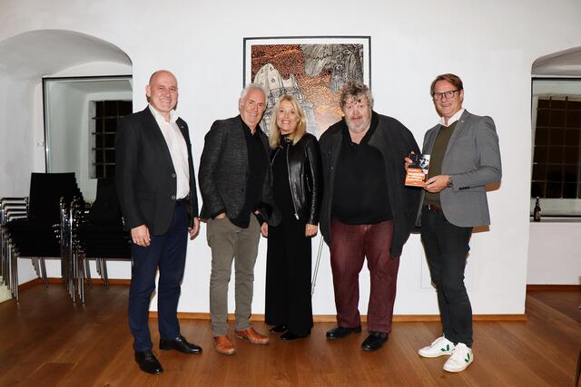 Eröffneten das Literaturfestival: Vzbgm. Ludwig Robitschko, Hans Weigand, Rita Schreiner, Georg Biron und Bgm. Marcus Martschitsch (v.l.). | Foto: Alfred Mayer