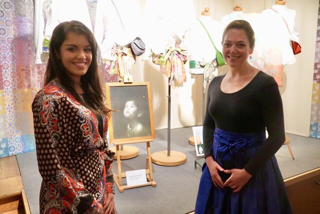 Mona Madl aus Bischofshofen (li.; ihr Bild im Hintergrund) und Violinistin Franziska Strohmayr.  | Foto: Julia Hettegger