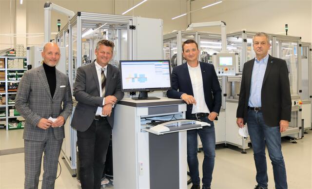 Wirtschaftskoordinator Andreas Fritz vom Wirtschaftsservice, Bürgermeister Christian Scheider, Nittoku CEO Richard Werkl und Stadtrat Max Habenicht bei der Betriebsbesichtigung. | Foto: StadtKommunikation/Wiedergut