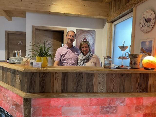 Nach einer Therapiesitzung erhalten die Kunden ein Glas Solewasser, dies rundet den Aufenthalt in der Natursalzgrotte ab. | Foto: Sarah Braun