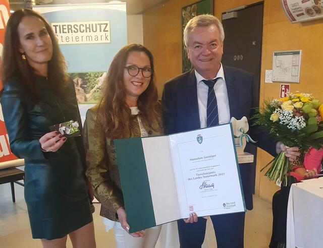 Tierschützerin Maggie Entenfellner (links) und LH-Stv. Anton Lang überreichten den Tierschutzpreis der Landes Steiermark an Hannelore Gasteiger, die sich seit rund 30 Jahren für Tiere und insbesondere für Katzen einsetzt.  | Foto: Land Steiermark