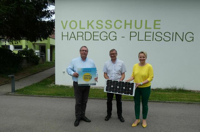 Bgm. Fritz Schechtner, eNu Geschäftsführer Dr. Herbert Greisberger und eNu Regionsleiterin Mag. Regina Engelbrecht freuen sich über den großen Erfolg der PV Bürgerbeteiligung
