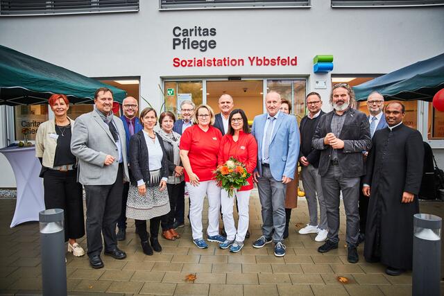 Birgit Rass (Pflegedienstleitung Mostviertel West), Hannes Ziselsberger (Direktor der Caritas der Diözese St. Pölten), Otto Jäger (Bürgermeister Neumarkt/Ybbs), Karin Thallauer (Caritas Bereichsleiterin Familie und Pflege), Elisabeth Gössweinder (ARGE Vorsitzende), Robert Döller (Gf. Gemeinderat St. Martin-Karlsbach), Marion Mottl (Stv. Einsatzleitung), Alois Schroll (Nationalsratsabgeordneter), Marianne Höfinger (Einsatzeiterin), Martin Ritzmaier (Bürgermeister Karlsbach-St. Martin), Andrea Aichinger (Amtsleiterin), Sozialstadtrat Ybbs/Donau Willi Reiter, Markus Lurger (Regionalleiter Betreuen und Pflegen zu Hause Mostviertel West), Vizebürgermeister Rainer Aichinger, Toice Stephen (Moderator für die Pfarren Neumarkt/Ybbs und St. Martin) | Foto: Caritas/Franz Gleiss