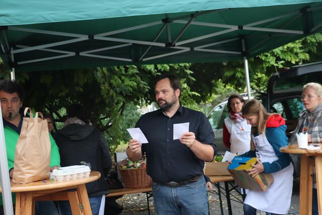 Vzbgm. Georg Thünauer bei der Verlosung von Geschenkskörben mit bäuerlichen Produkten.  | Foto: Edith Ertl