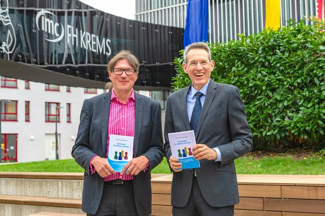 Christopher Schwand und Michael Bartz präsentieren ihr aktuelles Buch „Spielregeln für Mobiles Arbeiten“, welches im Rahmen eines gemeinsamen Forschungsprojektes entstand.