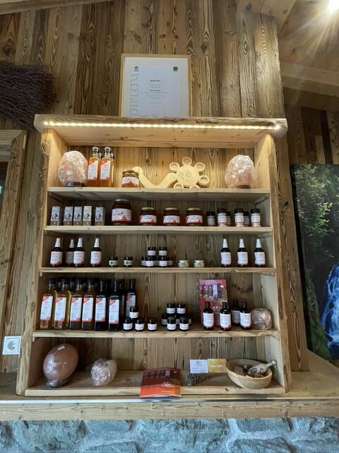 Die Bienenprodukte stammen aus eigener Produktion von den eigenen Bienen und sind im Laden der zur Natursalzgrotte gehört erhältlich. | Foto: Sarah Braun