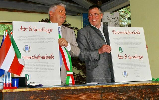 Am 5. Juni 2015 wurden die Partnerschaftsurkunden zwischen Grünau und Idro am Idrosee unterzeichnet. | Foto: Leo Meiseleder
