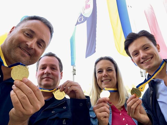 Bgm. Michael Cech und Gemeinderäte Klaus Frischmann, Isabel Hawlisch und Robin Auer freuen sich über Medaillen