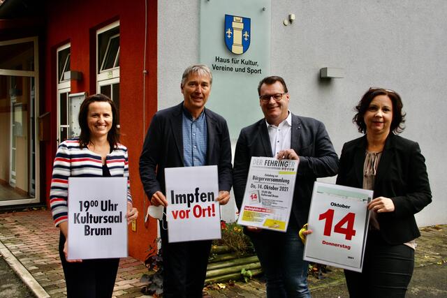 Stadtamtsdirektorin Carina Kreiner, Bürgermeister Johann Winkelmaier, 2. Vizebürgermeister Marcus Gordisch und Stadträtin Ute Schmied (v.l.) laden zum "Impftermin" ein. | Foto: WOCHE