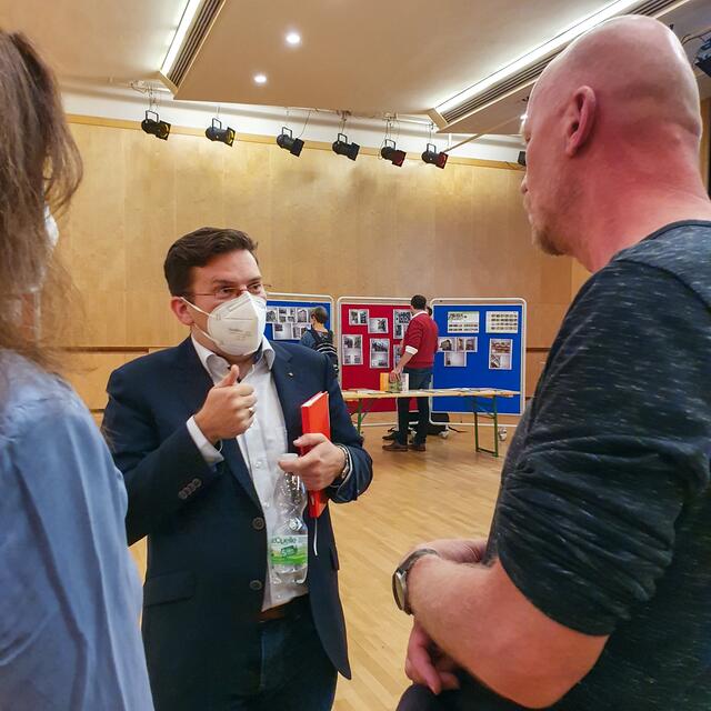 In persönlichen Gesprächen mit den Anrainern informierte Bezirksvorsteher Wilfried Zankl (SPÖ). | Foto: BV 12