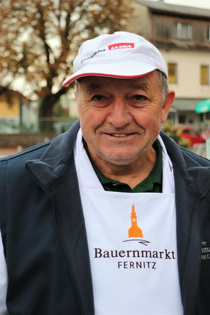 Landwirt Josef Kurzmann erinnerte sich an die Anfänge des Bauernmarktes in Fernitz. Fotos von damals zeigen den Beginn einer Erfolgsgeschichte. Nicht zuletzt in der Pandemie bewiesen die Bauern, dass auf sie Verlass ist, wenn es um die Versorgung der Bevölkerung mit gesunden, regionalen Lebensmitteln geht.  | Foto: Edith Ertl
