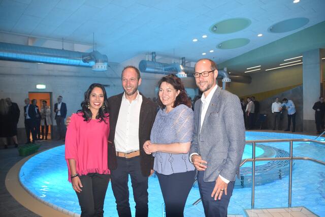 Zara und Rene Föger mit LH-Stv. Ingrid Felipe und LA Mario Gerber. | Foto: Foto: Perktold
