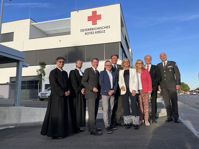 Eröffnung der neuen Zentrale des Roten Kreuz Krems: Pfarrer Mag. Nikolaus Vidovic, evang. Pfarrer Krems Jörg Kreil, GF Manfred Türk, Willi Seidl, Präsident Josef Schmoll, LH Johanna Mikl-Leitner, LR Ulrike Königsberger-Ludwig, Bgm. Reinhard Resch, BL, Markus Pöschl