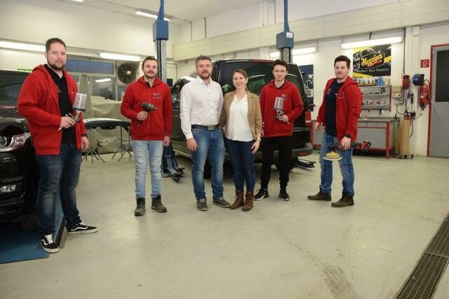 Das junge Team um Daniel Tieber (Mitte) in der Deutschlandsberger Fachwerkstatt.  | Foto: Tieber