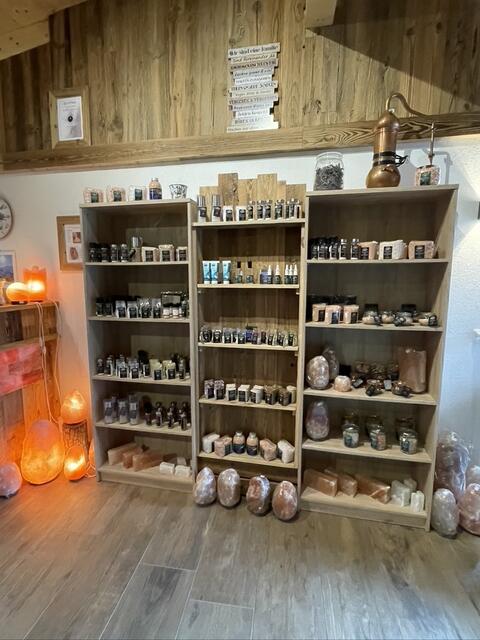 Rund um das Naturprodukt Salz, bieten Rudi Eder und seine Frau auch unterschiedliche Produkte zum Kauf an. | Foto: Sarah Braun