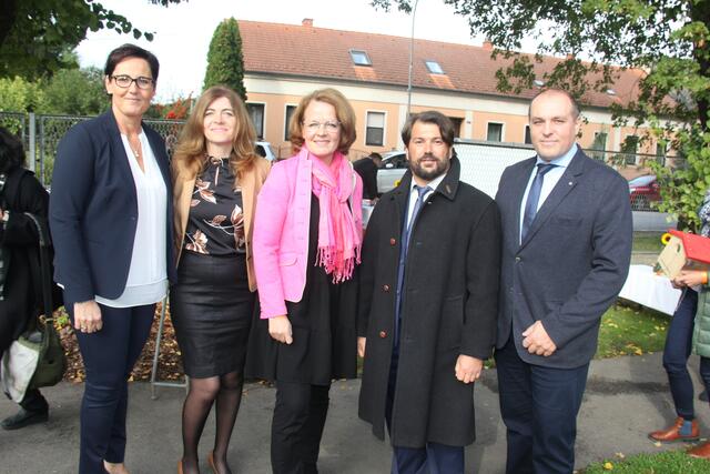 Ortschef Iser-Quirgst mit Ehrengästen bei der Eröffnungsfeier.