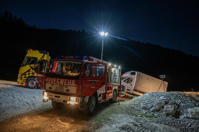 Die Feuerwehr Axams und das Abschleppunternehmen absolvierten einen nicht alltäglichen "Höheneinsatz"! | Foto: zeitungsfoto.at