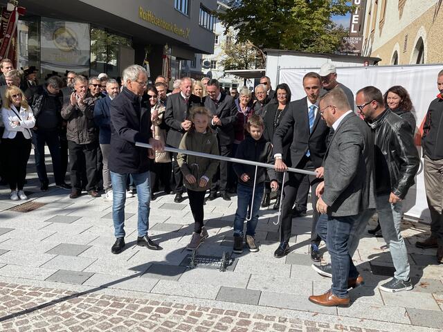 Da wurde er gesetzt, der letzte Stein im neuen Untermarkt: Alt-Bgm. Luis Oberer, Nora Schonger, Martin Jäger, Bgm. Günter Salchner und Bauleiter Erich Schlcihther (v.l.). | Foto: Reichel